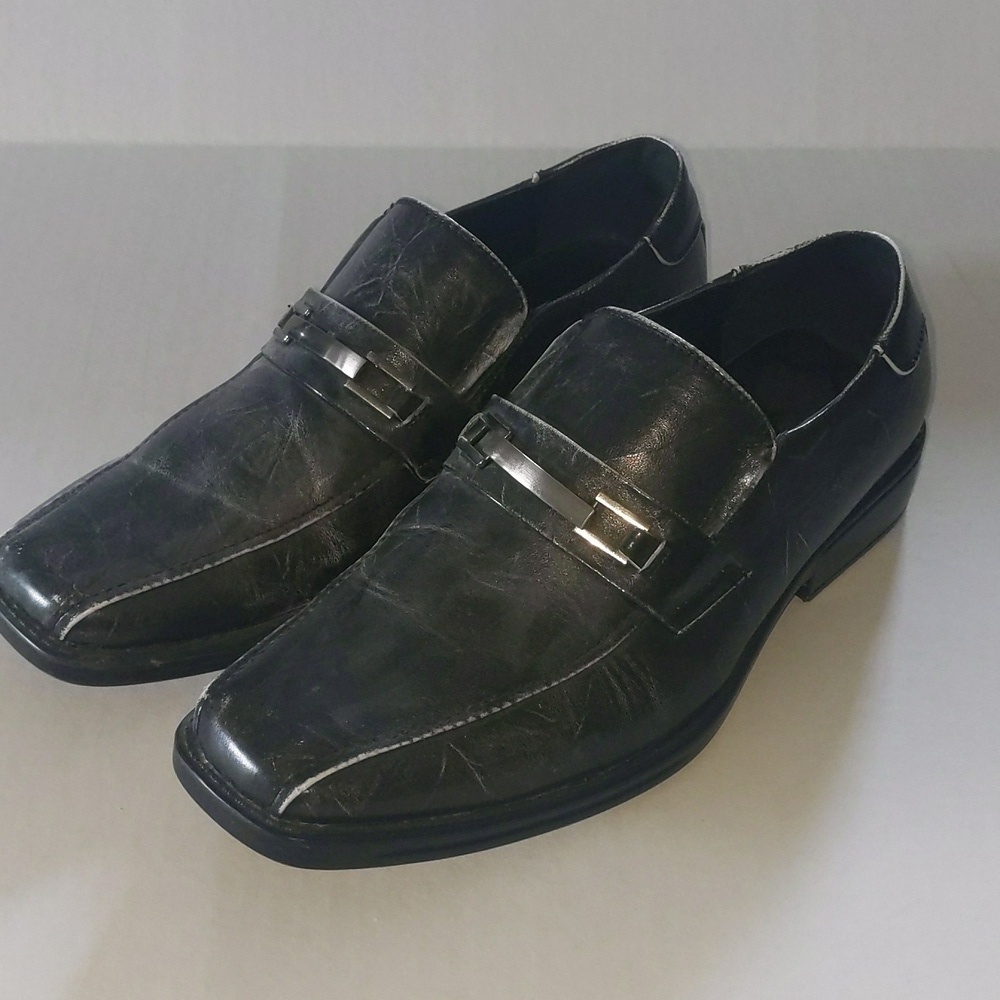 District 3 loafers men's size 9 gray. Buckle.